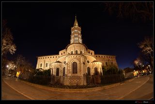 Тулузу еще называют “розовым городом”, за особый архитектурный стиль.  В качестве строительного материала здесь использовался кирпич, имеющий розовый оттенок.