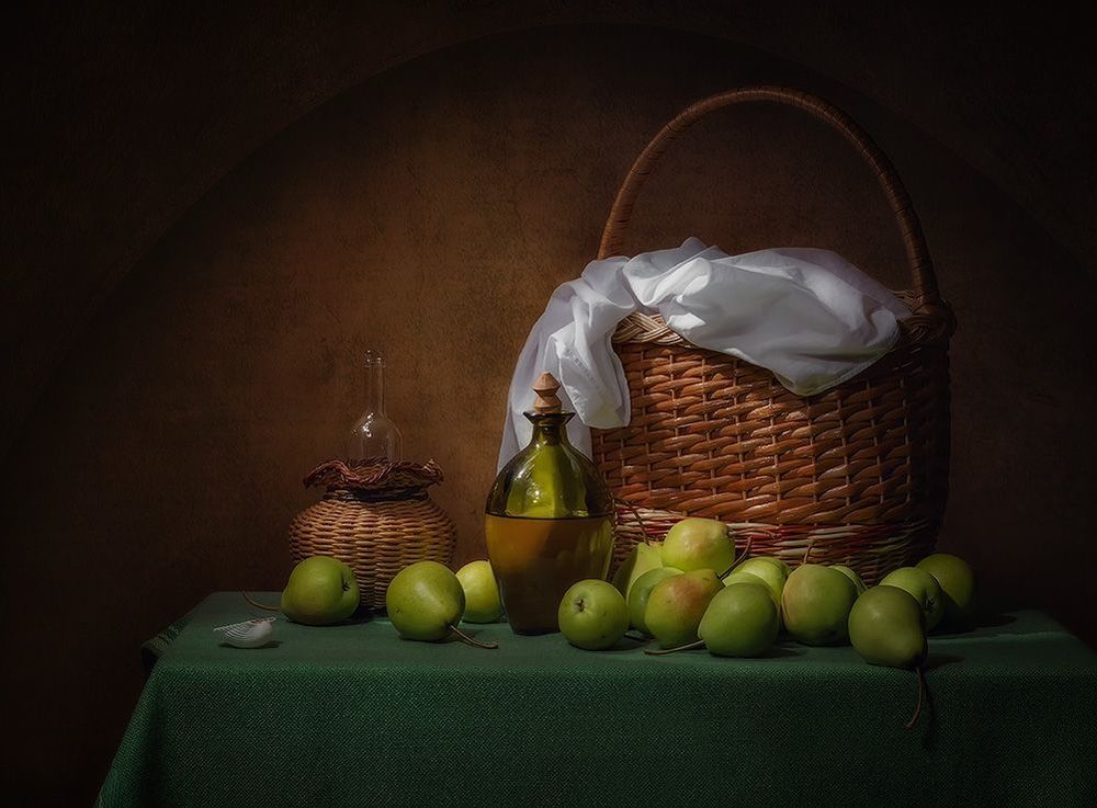 С грушами и корзиной