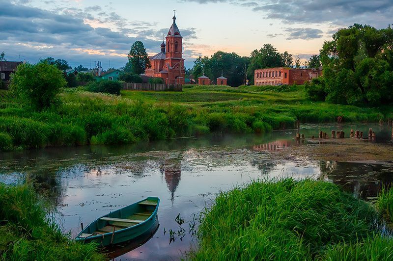 Вода в реке прохладная даже в самые жаркие июльские дни. Река Теза здесь не очень широкая и местами совсем не глубокая. Можно перейти вброд, поэтому купается в реке не так многого народу, зато рыбаки любят эти места и удят рыбу с лодок и по берегам. Судя по уловам, больше из спортивного интереса, чем из желания добыть что-то стоящее, хотя кот Васька будет вполне доволен.