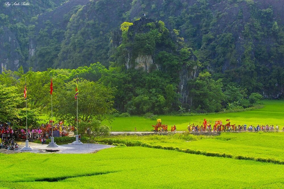 The procession ritual of Thai Vi Temple Festival