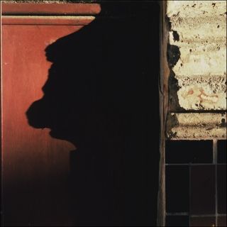 Профиль мужчины с большим носом и короткой стрижкой