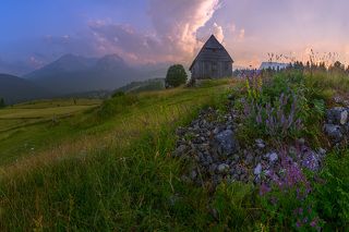 Горный массив Дурмитор и одноименный национальный парк располагается в глубине страны. Там находится высочайшая гора страны Боботов Кук (2523 м.). Однако меня как фотографа интересуют не высоты, а красоты :) Наведавшись непосредственно в горы, я понял, что меня они не вдохновляют: невзрачные серые скалы покрыты скудной растительностью. Поэтому я решил сосредоточиться на более симпатичных мне местах...