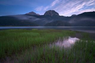 Безусловно, одним из живописнейших мест национального парка, является Черное Озеро (Crno Ezero). Оно расположилось аккурат у подножия гор на высоте 1413 метров.
