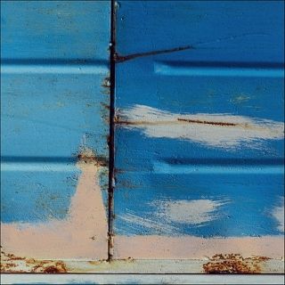 Маяк и облака на синем небе.