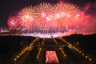 Международный фестиваль фейерверков в 2015 году на Ленинских горах, вид с 14 этажа главного здания (сталинской высотки) МГУ. Точки белого цвета - люди с сотовыми :-) Отражение салюта - в фонтане...