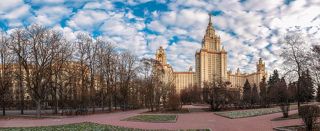 Площадь между физфаком и химфаком