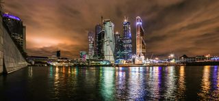 Ночная Москва - сити. Все ее снимают, здесь снимал кучу кадров фиксой с уровня реки и сделал панораму....