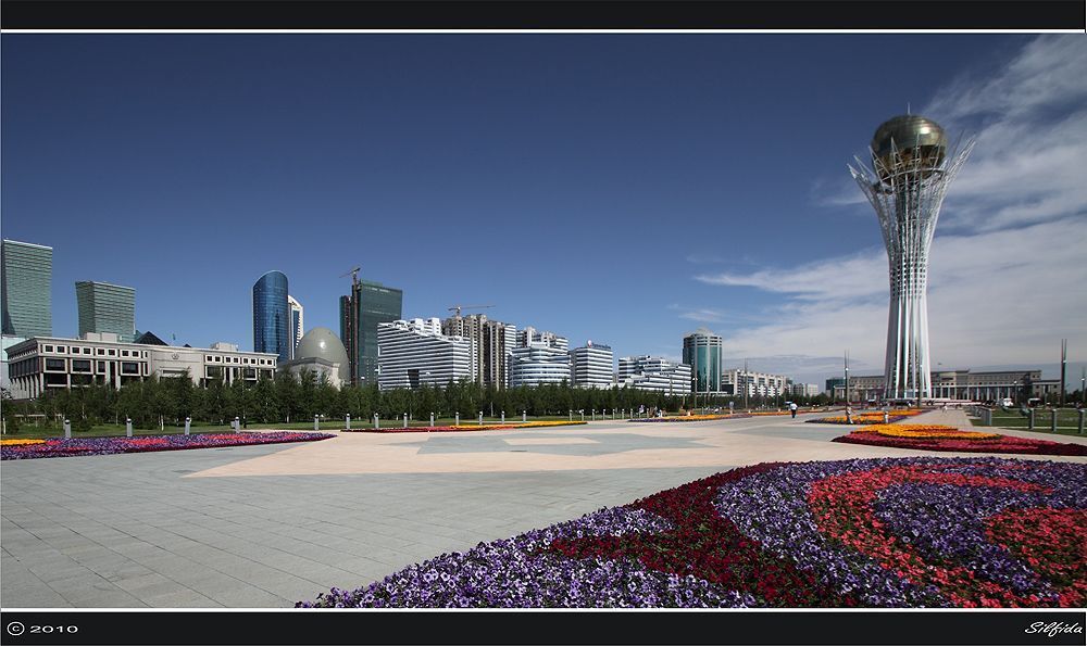 Чупа чупс на фоне города.