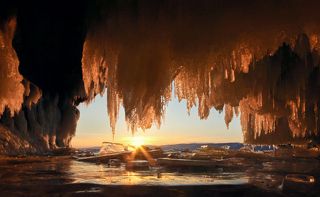 Солнце опустилось ниже, погрузившись в дымку над западным берегом Байкала, свет стал более тусклым и красным.