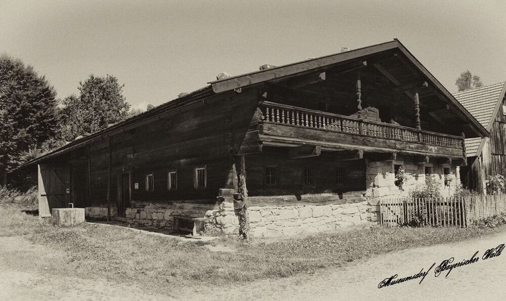 " Museumsdopf Bayrische Wald" Один из крупнейших музеев под открытым небом в Европе и занимает площадь 20 га. На территории музея находится более 150-ти зданий. Это одна из крупнейших этнографических коллекций Баварского леса. Музей показывает историческую деревню Баварского типа в период с 15 по 20 век. В музее показаны дома,  интерьеры, предметы быта ,одежда, часовни, гостинницы,  сельскохозяйственная техника,средства передвижения, мельницы, кузни, инструменты  и многое другое...На территории музея несколько раз в год проводятся мероприятия по демонстрации старых обычаев и ремёсел.