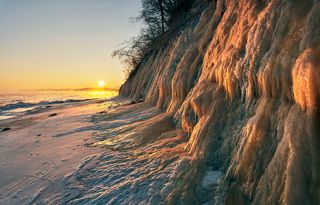 Летом, эти едва сочащиеся из откосов ручейки грунтовых вод, мало кто заметит, но всё меняется когда приходят морозы. На откосе постепенно образуется мощная борода из замёрзших потёков, цвет которых варьируется от ярко-рыжего до сизо-голубого. И всё это ярко сияет в лучах восходящего солнца.