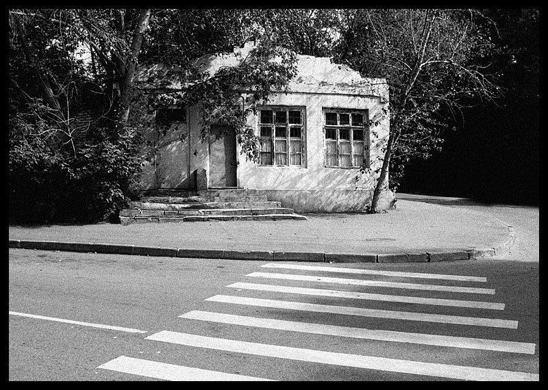 Москва, архитектура, черно-белое дом на Суворовской улицеphoto preview