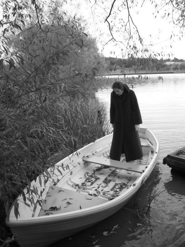 девушка, лодка одиночествоphoto preview