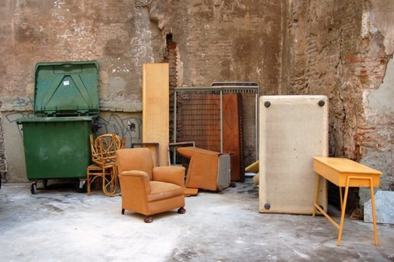 валенсия, мебель, двор, valencia, мусор, помойка в подворотне Валенсииphoto preview