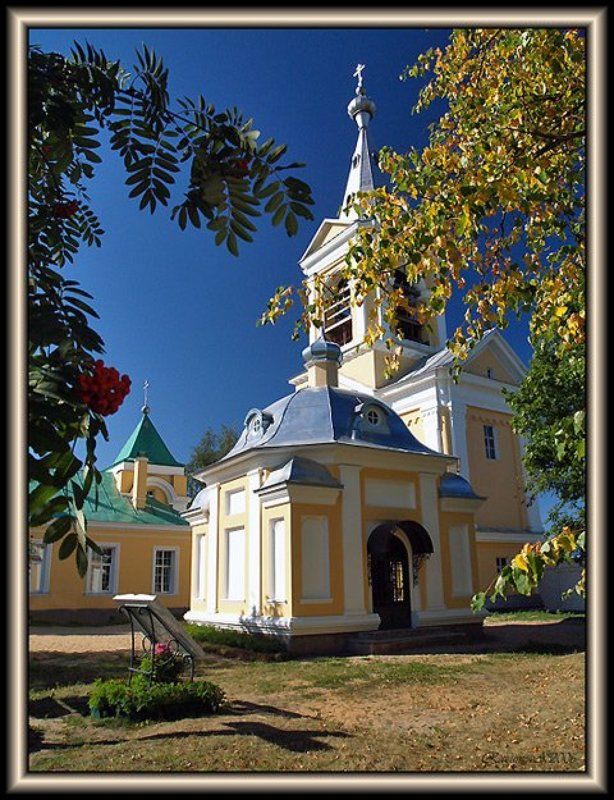 Ранняя осень в монастырском паркеphoto preview