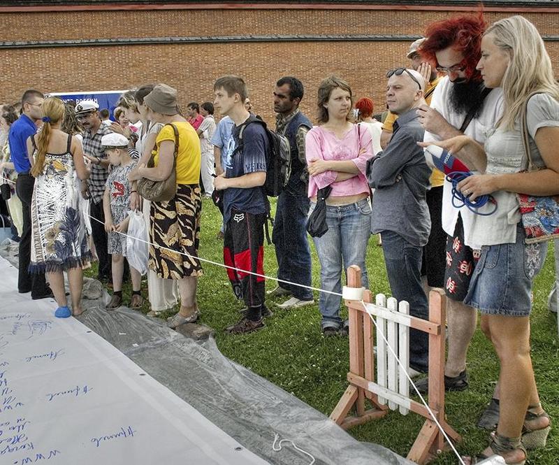 люди,открытка Интеллектуалы наблюдают даму в синей тапке.photo preview