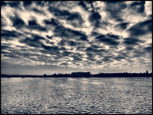 В реку смотрятся облака...