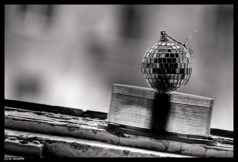 Новогодние игрушки, окно Старый Новый годphoto preview