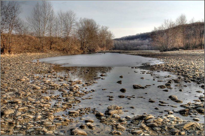 река, белая Хрупкий оплот последних морозовphoto preview