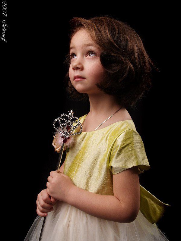 девочка, малыш, ребенок, сказка, волшебная палочка Портрет маленькой девочки с волшебной палочкой.photo preview