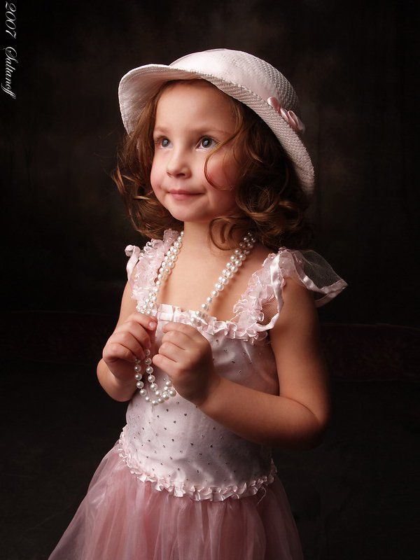 девочка, ребенок, малыш, бусы Карточка о маленькой девочке с бусами.photo preview