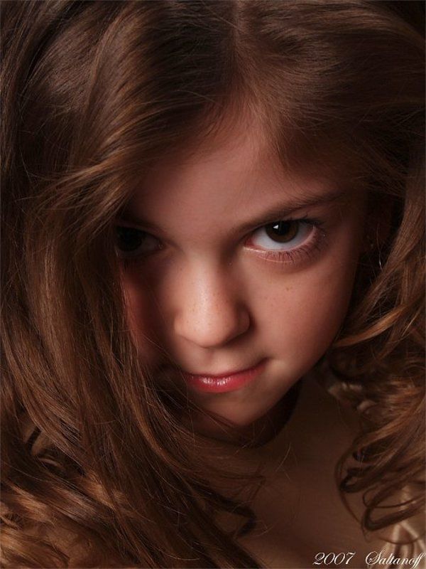 девочка, ребенок, взгляд, портрет. Карточка о девочке, мечтающей побыстрее стать взрослой.photo preview