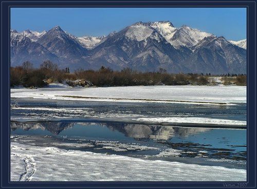 Глядя на гор отраженье...