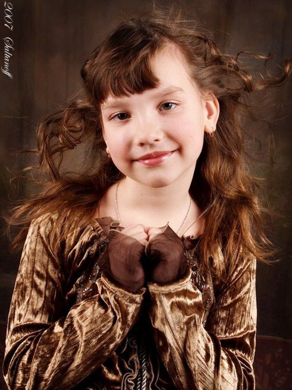 девочка, ребенок, Карточка о маленькой девочке с распущенными волосами.photo preview