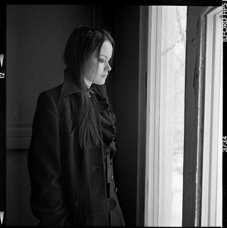 портрет девушки у окнаphoto preview