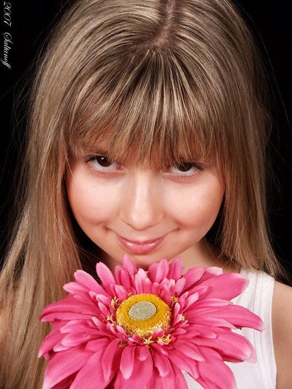 Карточка о девочке с герберой.photo preview