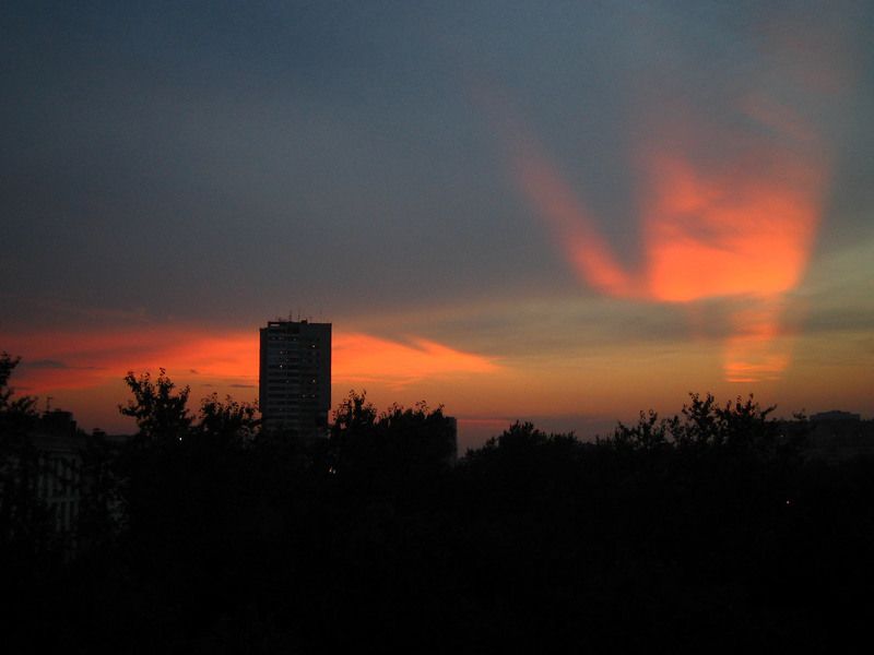 Танцующие лучи заходящего солнцаphoto preview