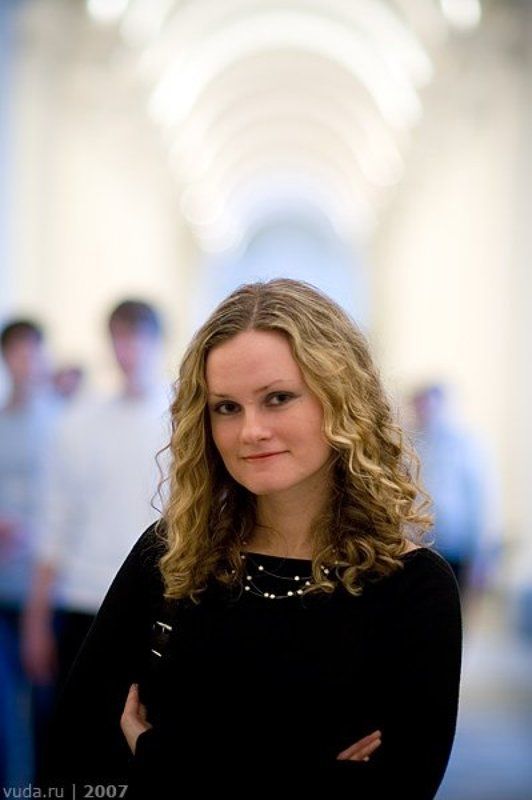 Портрет девочки на фоне мальчиков.photo preview