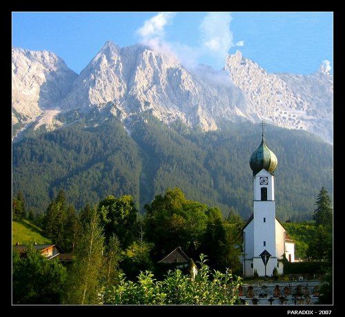 Белая церквушка, розовые горы