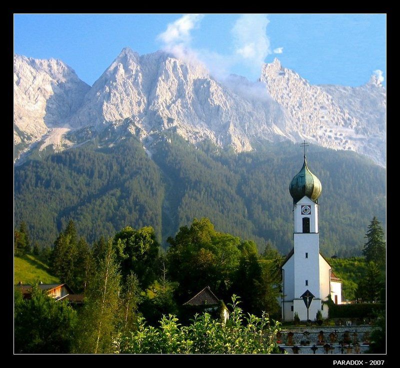 Белая церквушка, розовые горыphoto preview