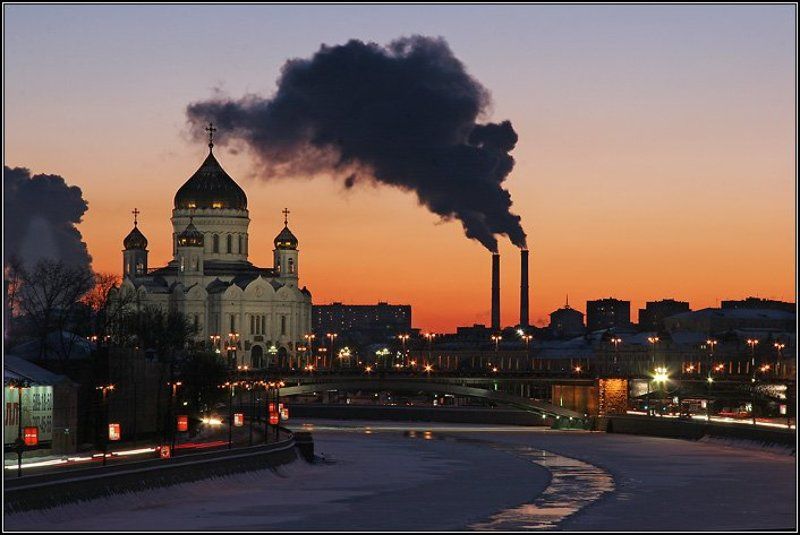 москва, город, храм, церковь, кремль, набережная, дорога, дым, вечер, огни, фонари, отражение, лёд, вода, река, мост, dyadyavasya Дым Отечестваphoto preview