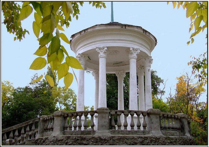 Парк, отдых, город, осень Беседка влюбленныхphoto preview