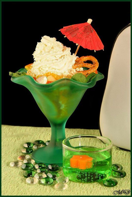 Натюрморт, десерт, фрукты,сливки, зеленый, зонтик Sunnyphoto preview