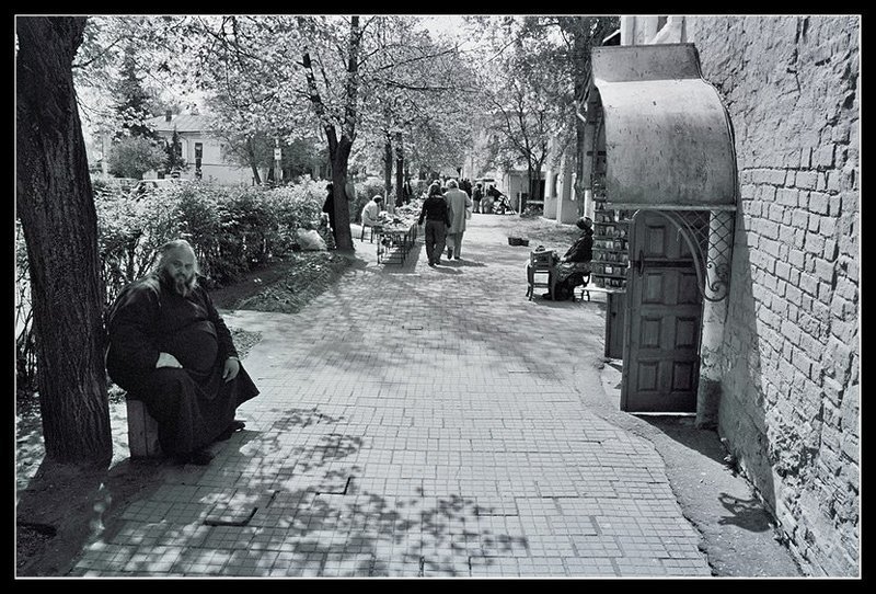 Суздаль, лавочник Гуляя по Суздалю...photo preview