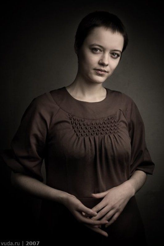 Портрет насмешливой молодой женщины.photo preview