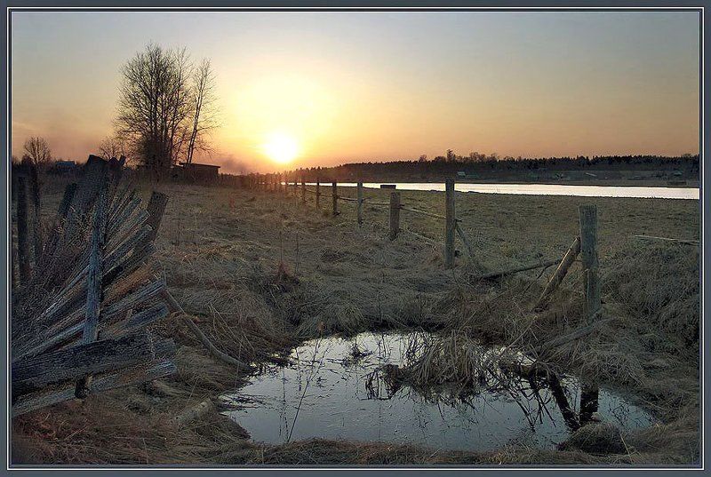 река , закат , забор , лужа Вот так и живемphoto preview