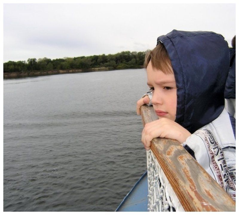 мальчик, кораблик, небо, река Первая поездкаphoto preview