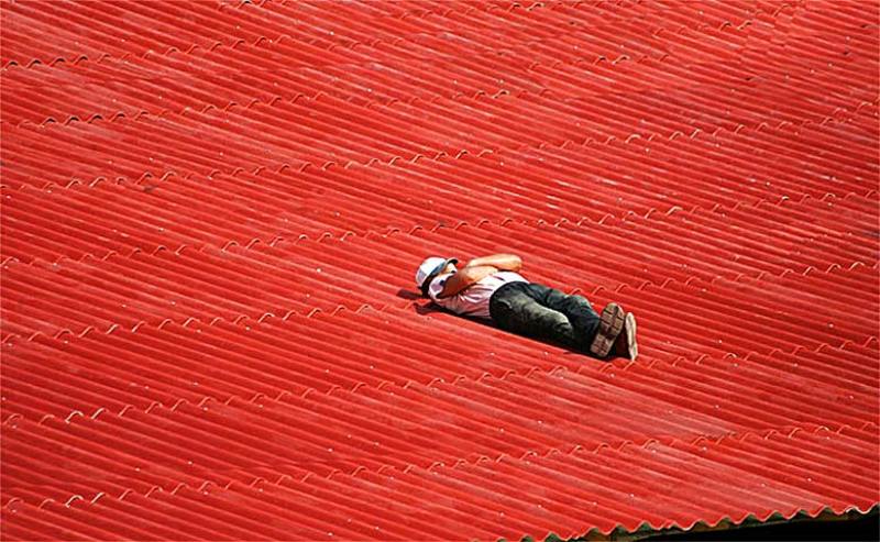 мужик, крыша ОБЕДphoto preview