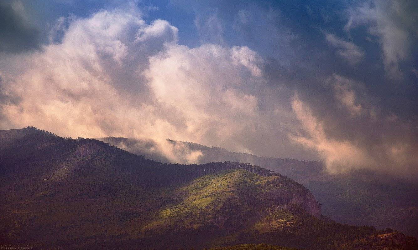 Вершины Ялтинских гор. Автор: Перхун Евгений гора, ялта, вершина, облака, небо, Перхун Евгений