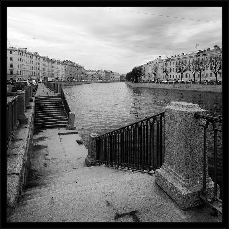 петербург, центр, фонтанка, чб, квадрат Черно-белая питерская квадратная традиционная картинка о спусках к Фонтанке, которые пока не заняты корабликами.photo preview
