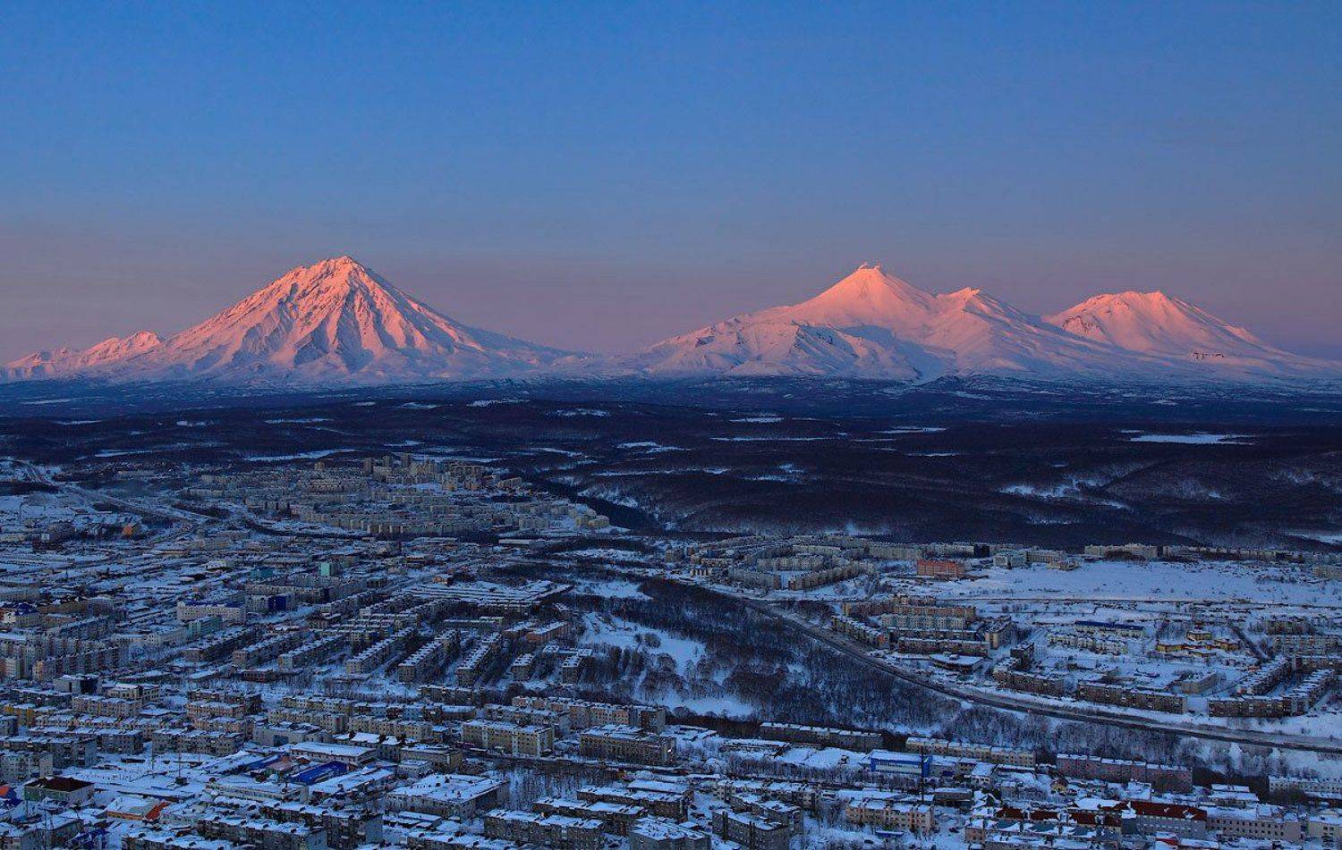 стражи города. Автор: Михаил Глаголев петропавловск-камчатский, вулкан, авачинский, корякский, вечер, город, Михаил Глаголев