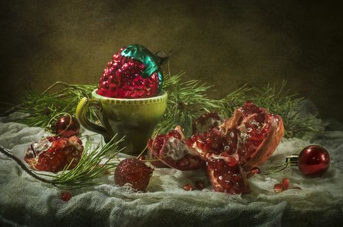 С ёлочной игрушкой !