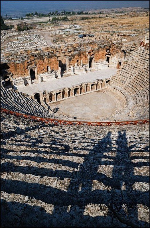 амфитеатр, тень ДВОЕphoto preview