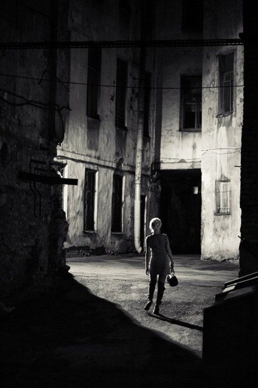 девушка, двор, ночь, фонарь, дом, окно, арка, улица, силуэт, опасность, dyadyavasya Позднее возвращениеphoto preview