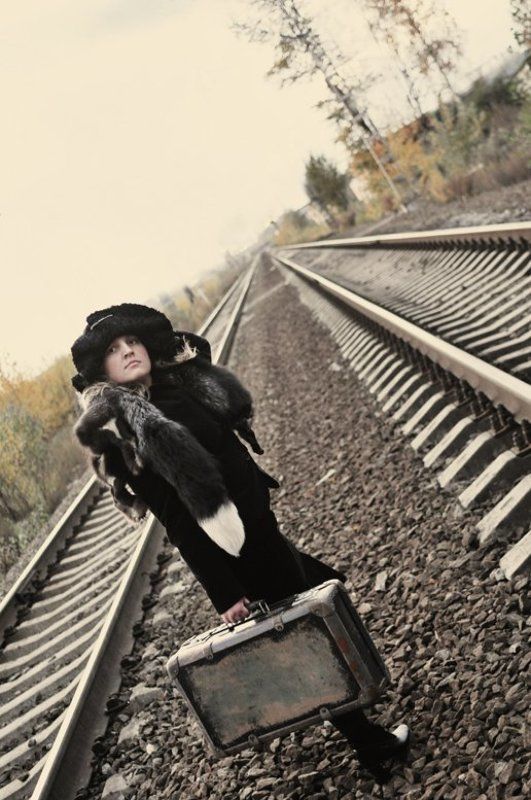 дорога,железка,ретро,девушка,чумадан Ухожуphoto preview