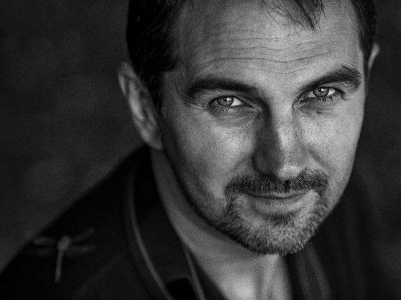 Портрет со стрекозой. ЧБ версияphoto preview